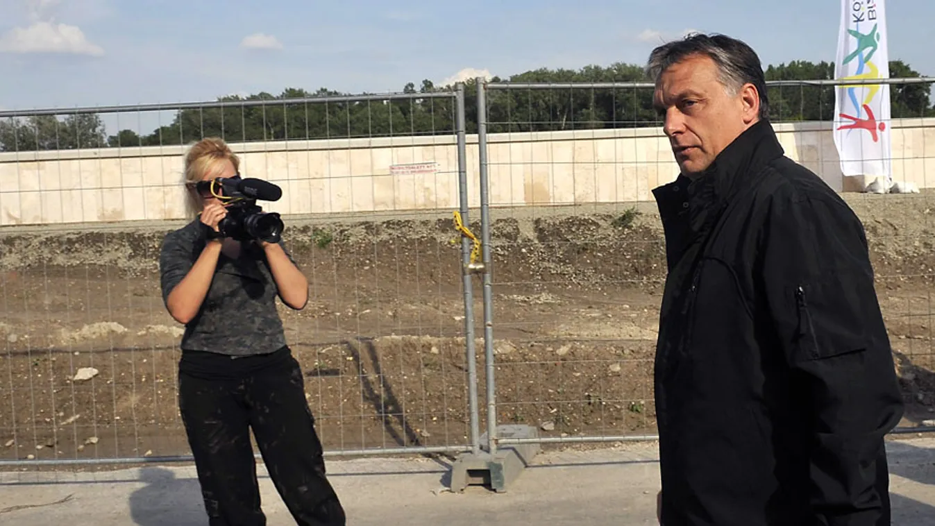 
Orbán Viktor miniszterelnök tájékozódik az árvízi helyzetről Szentendrén 2013. június 9-én, Orbán tour