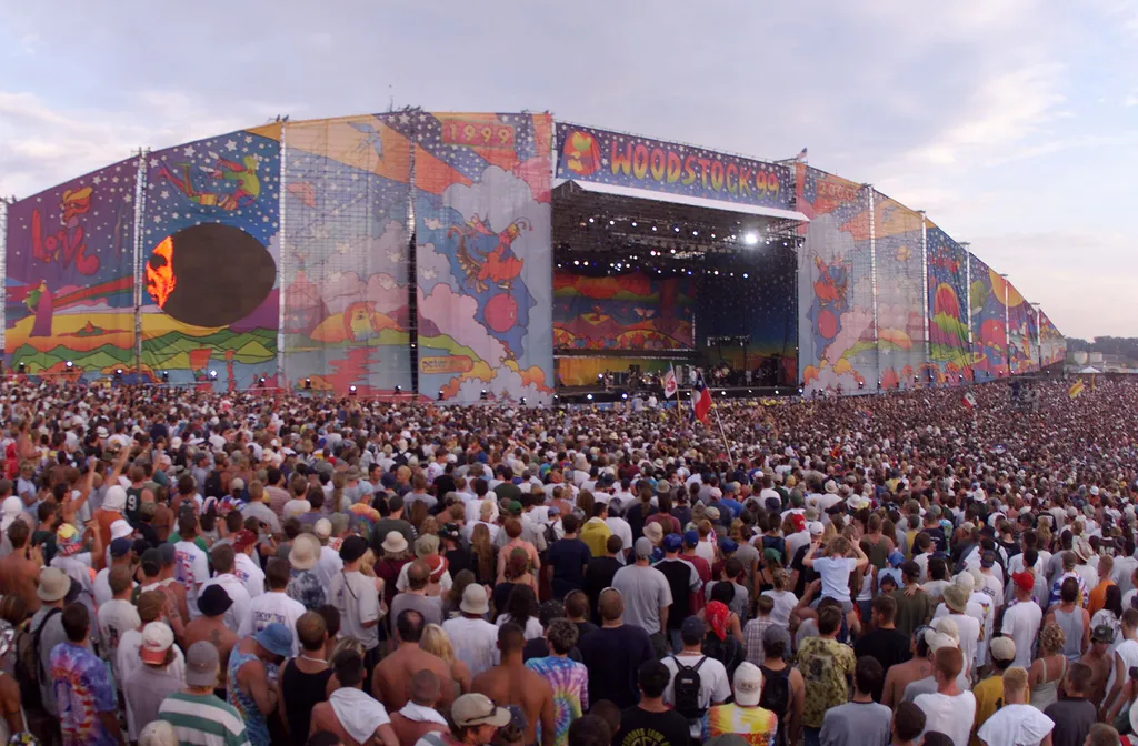 Kulcsszó: Halálos koncertek 2021 
 tragédiába fordult könnyűzenei koncertek, Woodstock 1999 