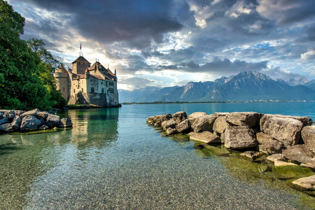 Chillon kastély, Château de Chillon, szigetvár, Genfi-tó, Veytaux-tól délre, a tó keleti vége, Montreux és Villeneuve közötti keskeny parton, Chillon, középkori várak, Svájc, Európa 