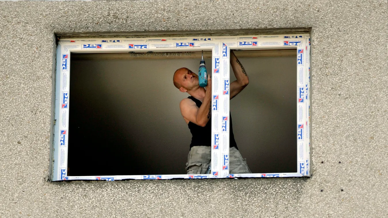ÉPÜLET LAKÓÉPÜLET panelház FOTÓ ÁLTALÁNOS felújítás CSELEKVÉS HÉTKÖZNAPI férfiak munkában TÁRGY EGYÉB TÁRGY ablak Budapest, 2009. július 23.
Egy munkás kicserél egy ablakkeretet az ország legnagyobb lakóházának felújítási munkálatai során a főváros III. k