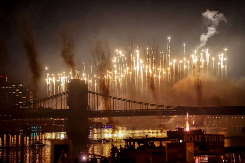 Tűzijáték, Budapest, 2022.08.27., tömeg, „Tűz és fények játéka" című műsor, fényfestés, drónshow, 2 rész 