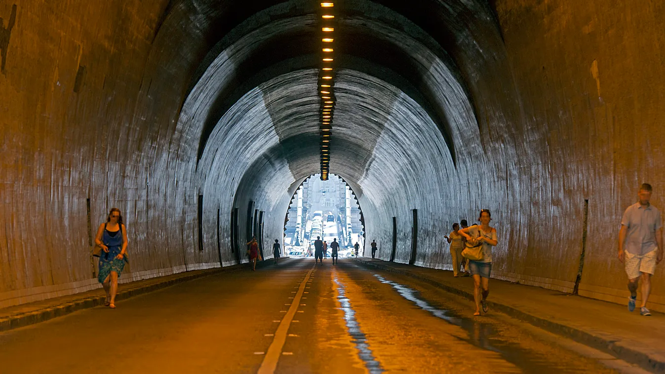 Budapest, 2015. július 22.
Gyalogosok a Várhegy alatti alagútban, amelyet lezártak csőtörés miatt 2015. július 22-én.
MTI Fotó: Lakatos Péter 