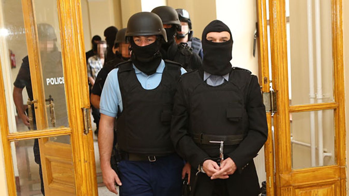 Jozef Rohác és Ladislav T. gyanúsítottak érkeznek a Fenyő-gyilkosság tárgyalására a Fővárosi Törvényszéken, 2013. július 9-én 