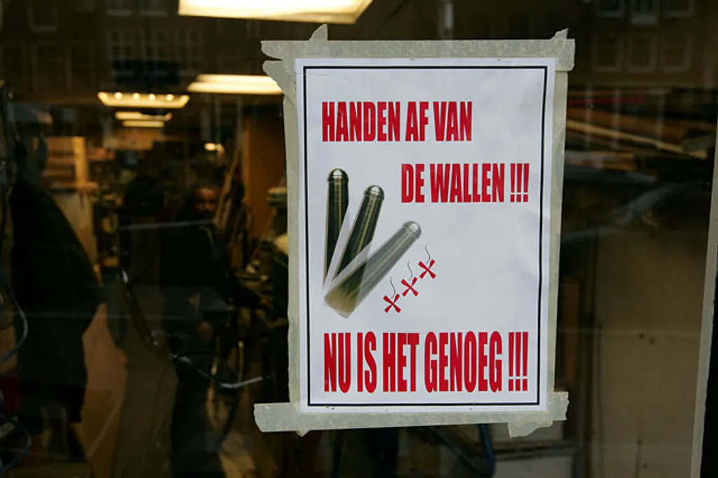 "El a kezekkel a piroslámpás negyedtől!!! Most már elég!!!"