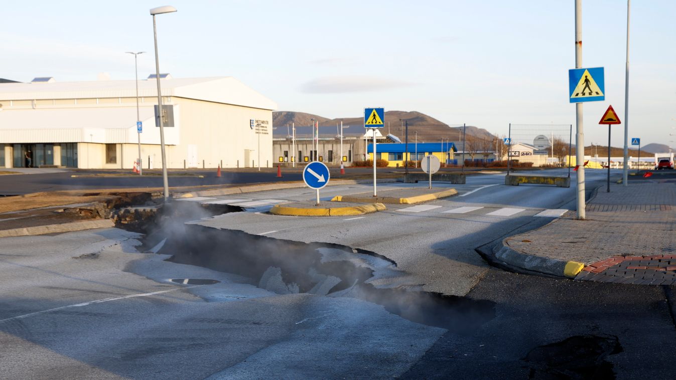 Grindavik, 2023. november 13.
Gőz szivárog egy meghasadt út repedéséből az Izland délnyugati részén fekvő Grindavik városban 2023. november 13-án. A városl lakóinak evakuálására azt követően került sor, hogy rendkívüli intenzitású földrengések rázták meg 