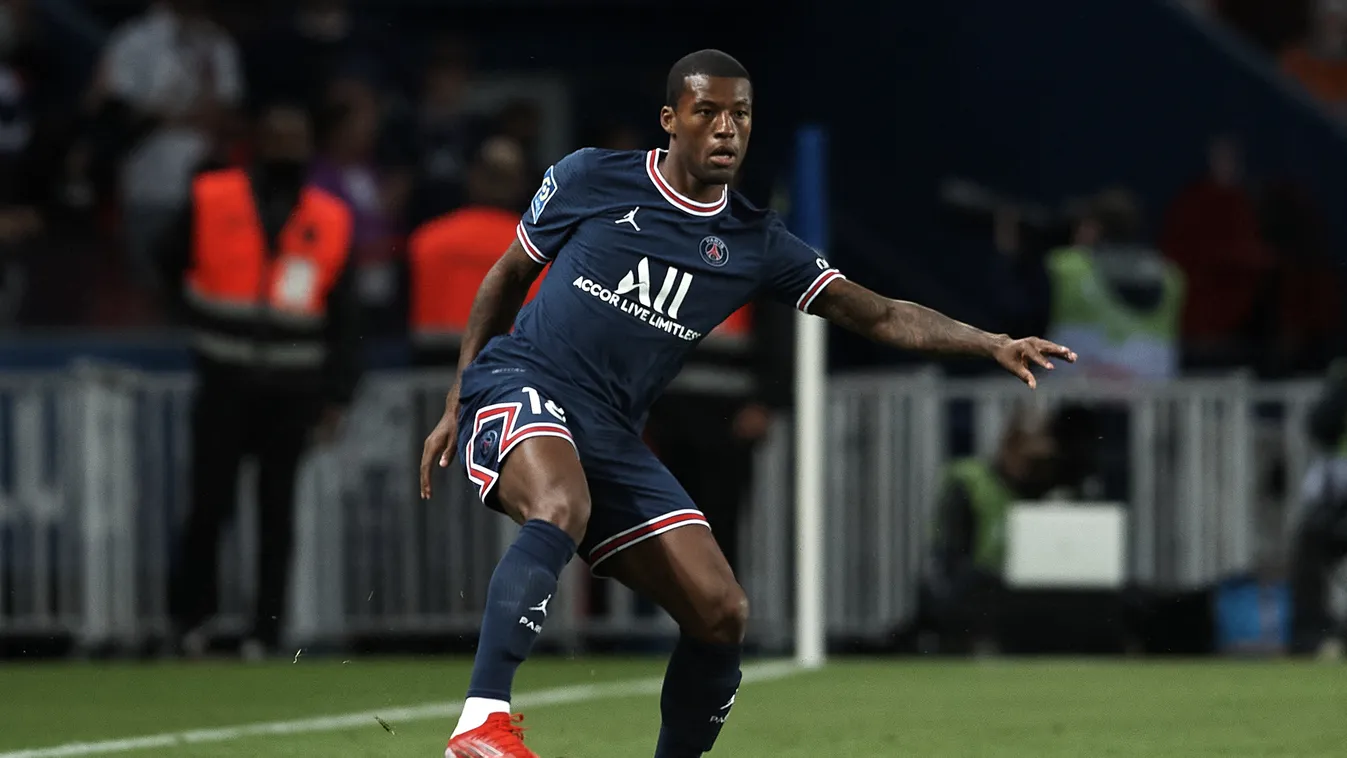 Paris Saint Germain v Olympique Lyonnais - Ligue 1 Uber Eats France soccer PSG Paris Saint Germain Lyon Olympique Lyonnais Ligue 1 Uber Eats Georginio Wijnaldum Full length One person Ligue 1 Uber Eats match ball September Horizontal SPORT FOOTBALL PARC D