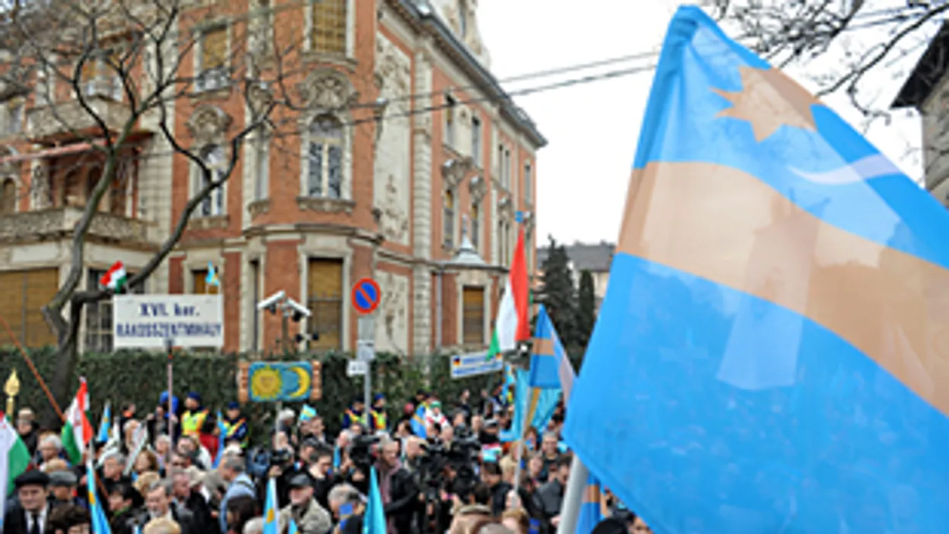 Résztvevők székely zászlókkal a Székelyföldért Társaság által szervezett, a székely autonómiatörekvéseket támogató tüntetésen, Románia budapesti nagykövetsége előtt 2013. március 10-én 