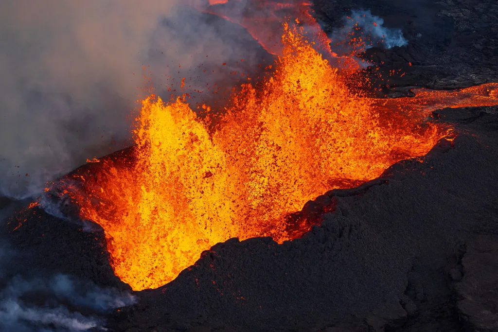 Közel négy évtized után ismét kitört a világ legnagyobb aktív vulkánja, galéria, 2022.12.02. 