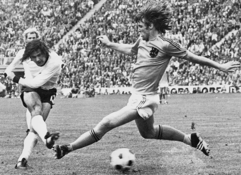 Gerd Müller, egykori világ- és Európa bajnok német válogatott labdarúgó, akit minden idők egyik legjobb támadójának tartanak. 
  Horizontal SPORT-ACTION WORLD CUP FINAL MATCH FOOTBALL BLACK AND WHITE PICTURE FULL LENGH ACTION 