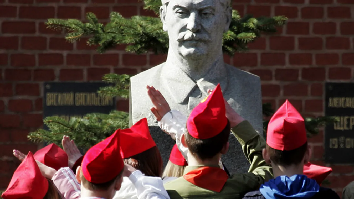 Oroszországban sztálin képével jelentek meg iskolai füzetek