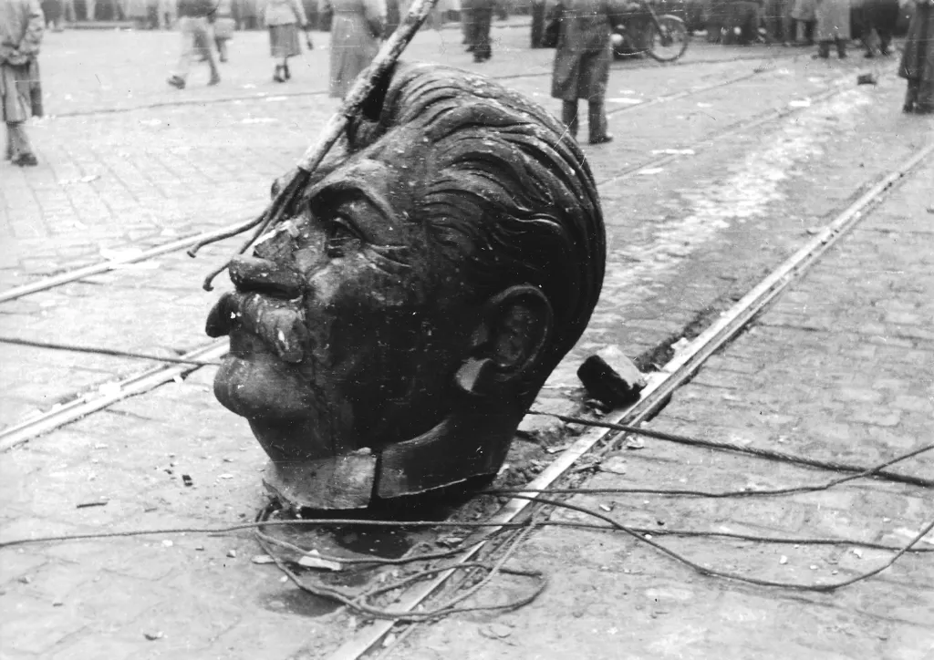 1956 október 23
Budapest VIII.,
Budapest VII.
Nagykörút - Rákóczi út kereszteződése, a Sztálin-szobor darabolása. 