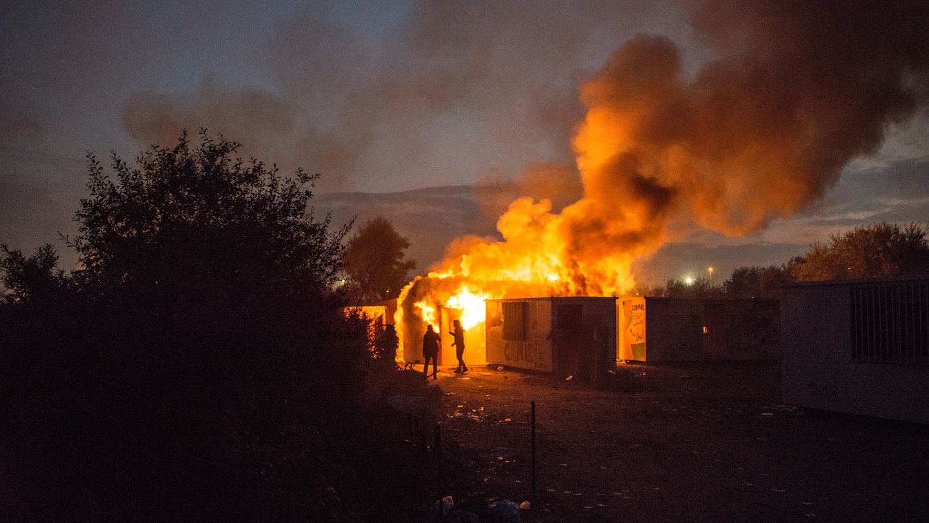 Calais Migráns férfi lakókonténer égő sátor szak-franciaország szükségtábor létesítményeinek bontási munkálatai ég tűz i 