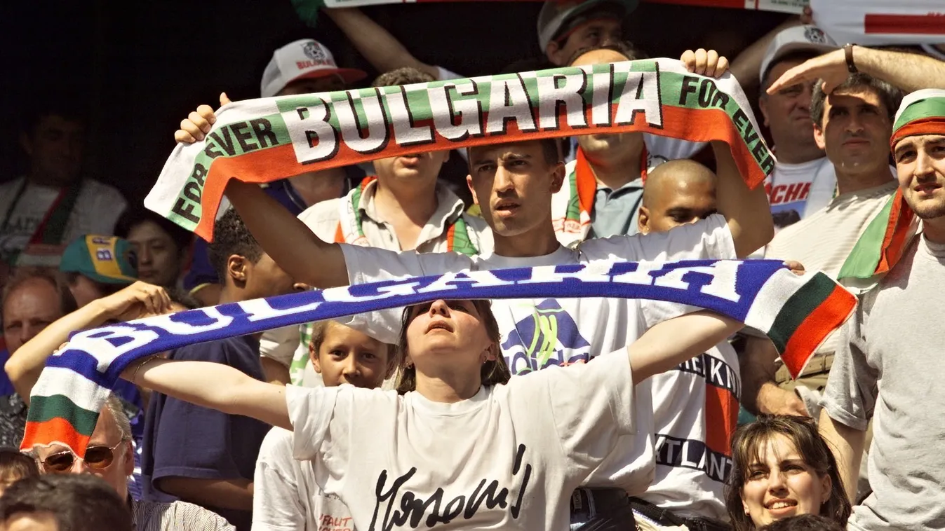 CUP-FR98-NGR-BUL-SUPPORTERS Horizontal BANNER WOMAN WORLD CUP MATCH SPORTS FAN 