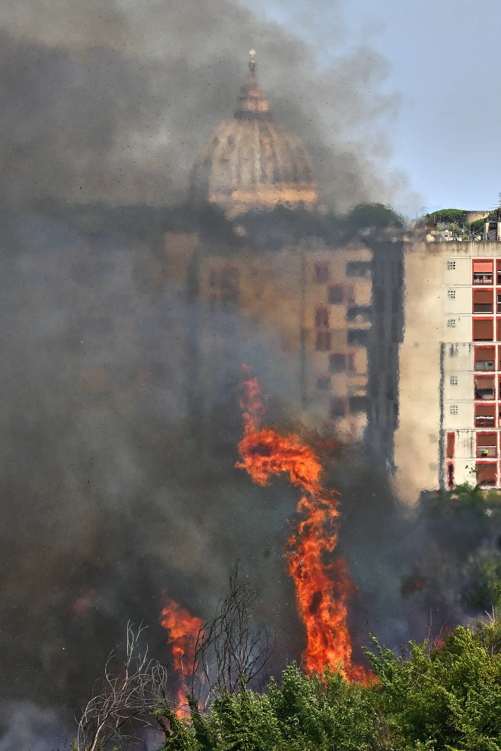 weather Vertical Tűz ütött ki egy római parkban 