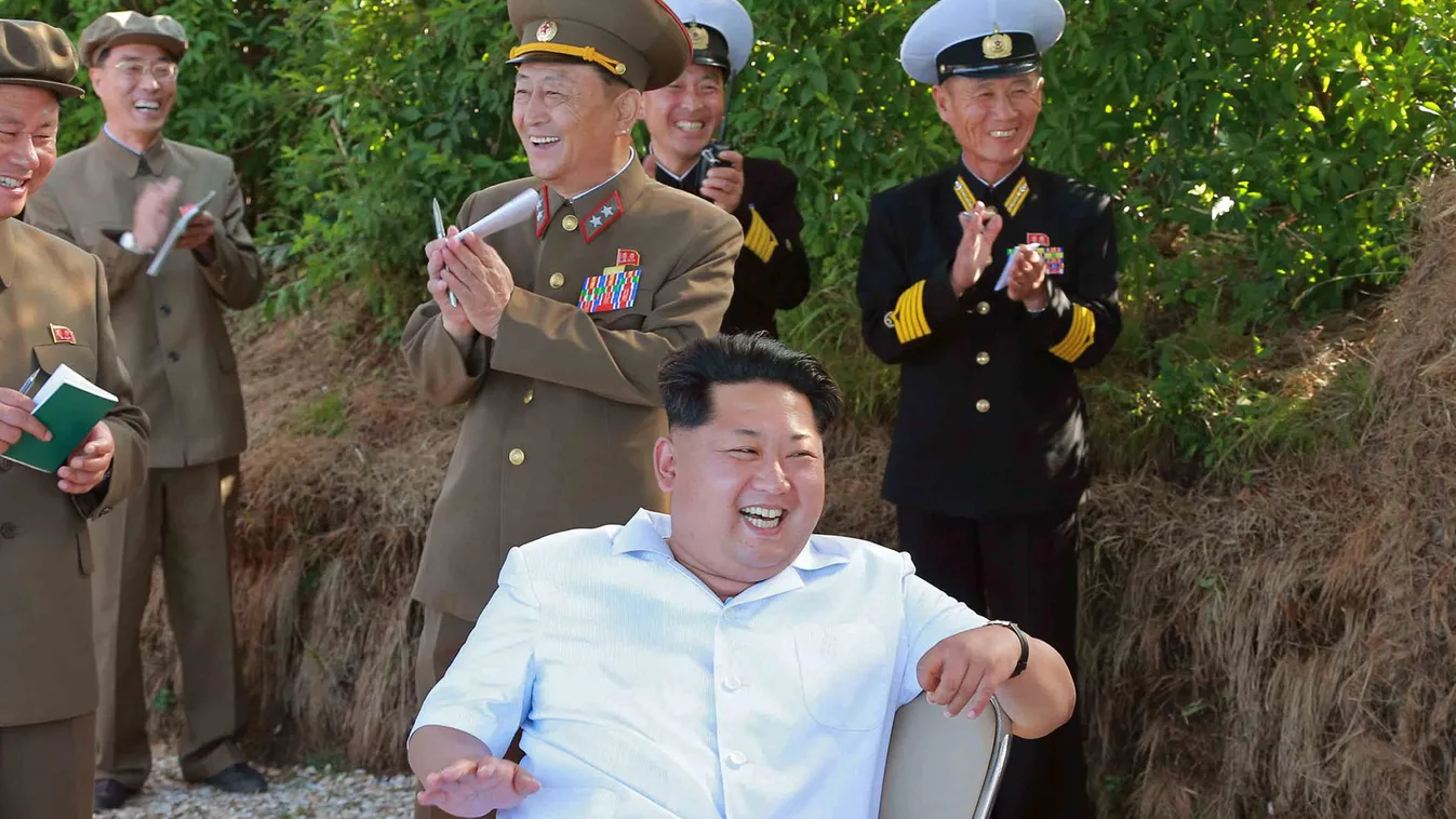 A KCNA észak-koreai hírügynökség által közreadott képen Kim Dzsong Un első számú észak-koreai vezető, a Koreai Munkapárt első titkára egy új típusú hajóelhárító rakéta tesztelésén vesz részt ismeretlen helyszínen. 