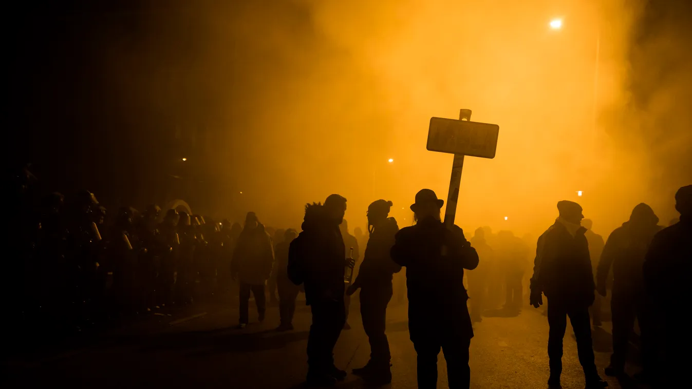 ÁLTALÁNOS KULCSSZÓ füst kormányellenes tüntetés SZEMÉLY tüntető Budapest, 2018. december 17.
Az önkéntes túlmunka idő bővítéséről szóló törvény ellen demonstrálók az MTVA Kunigunda utcai székházánál 2018. december 17-én.
MTI/Mohai Balázs 