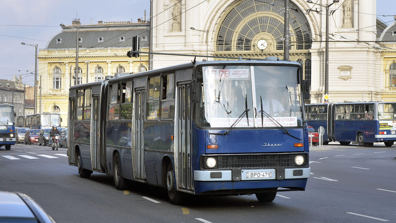 BKV buszai pályaudvar KÖZLEKEDÉSI ESZKÖZ KÖZLEKEDÉSI LÉTESÍTMÉNY Budapest, 2014. október 3.
Az Ikarus 280-as autóbusz utolsó, utasokat szállító ráncajtós példánya utolsó napján a 7E buszjáraton a Keleti pályaudvarnál közlekedik 2014. október 3-án. Ki 