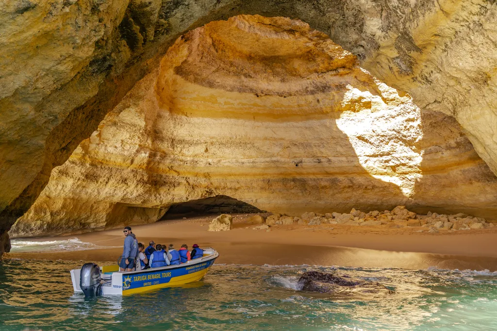 Csak csónakkal lehet megközelíteni Portugália egyik legszebb barlangját, galéria, 2023 
