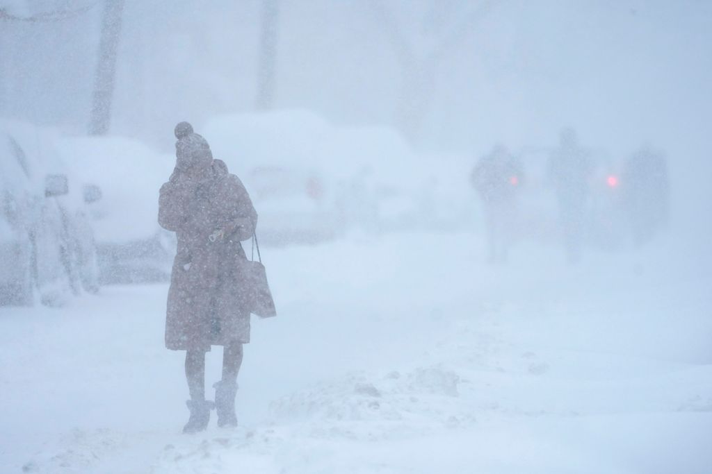életkép ÉVSZAK FOTÓ FOTÓTÉMA havas IDŐJÁRÁS járókelő SZEMÉLY tél városkép 