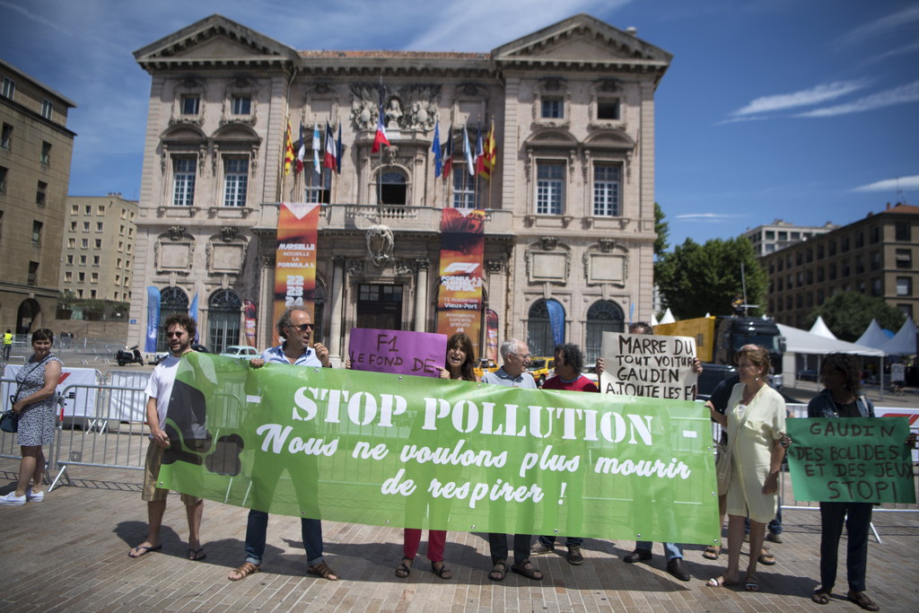 A Forma-1-es Francia Nagydíj pénteki napja, légszennyezés-ellenes tüntetők Marseille-ben 