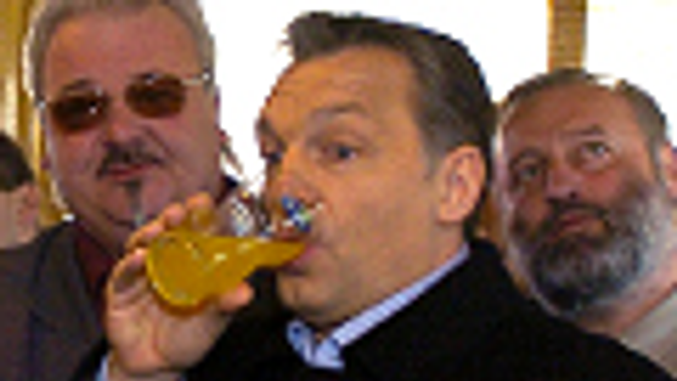 resti, utasellátó, Orbán Viktor, a Fidesz elnöke a dunaújvárosi Legvidámabb Barakk nevű kocsmában narancslevet iszik
