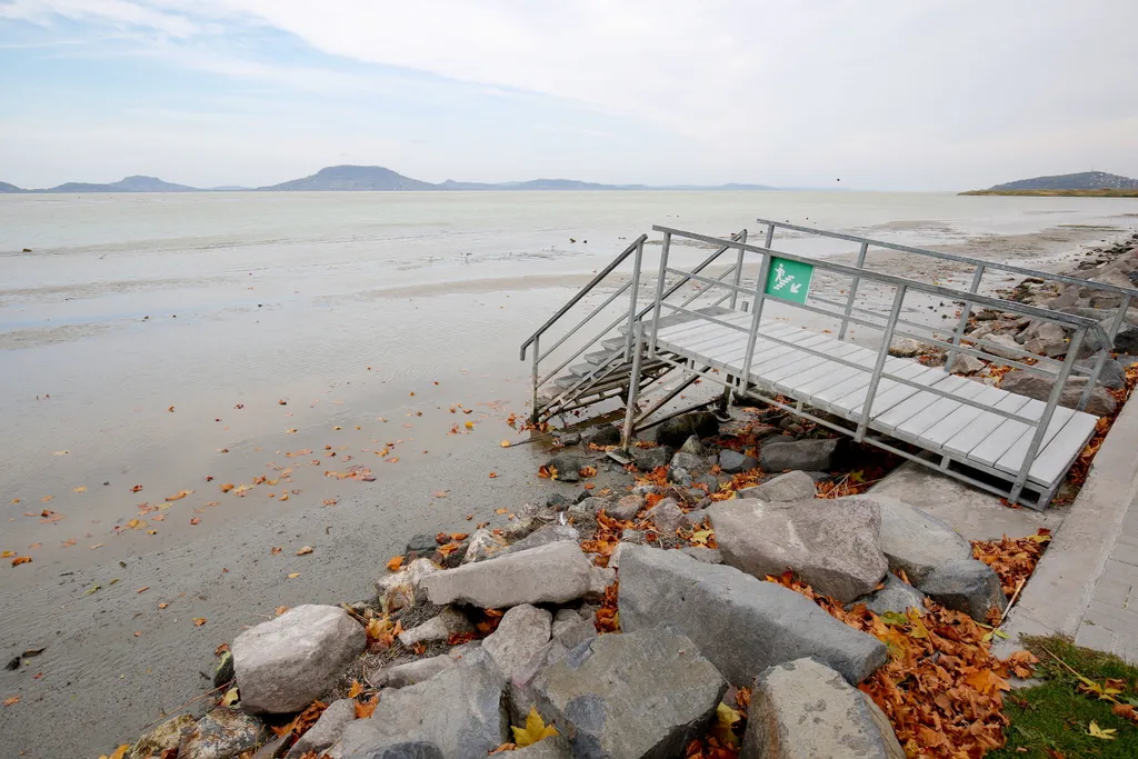 Kibillent a Balaton a viharos szélben 