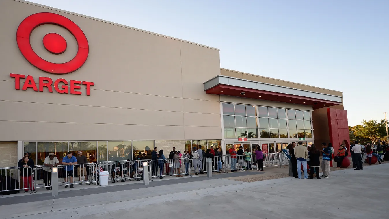 Black Friday, akció, Black Friday At Target Dadeland South In Miami GettyImageRank3 Black Abundance USA Florida - USA Miami Arts Culture and Entertainment Guest shopped Dealing doorbuster Gulf Coast States Target Dadeland South Horizontal panoramic TARGET