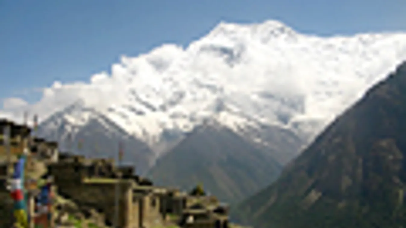 Himalája, Ngawal falu 3600m-en, hátterben az Annapurna