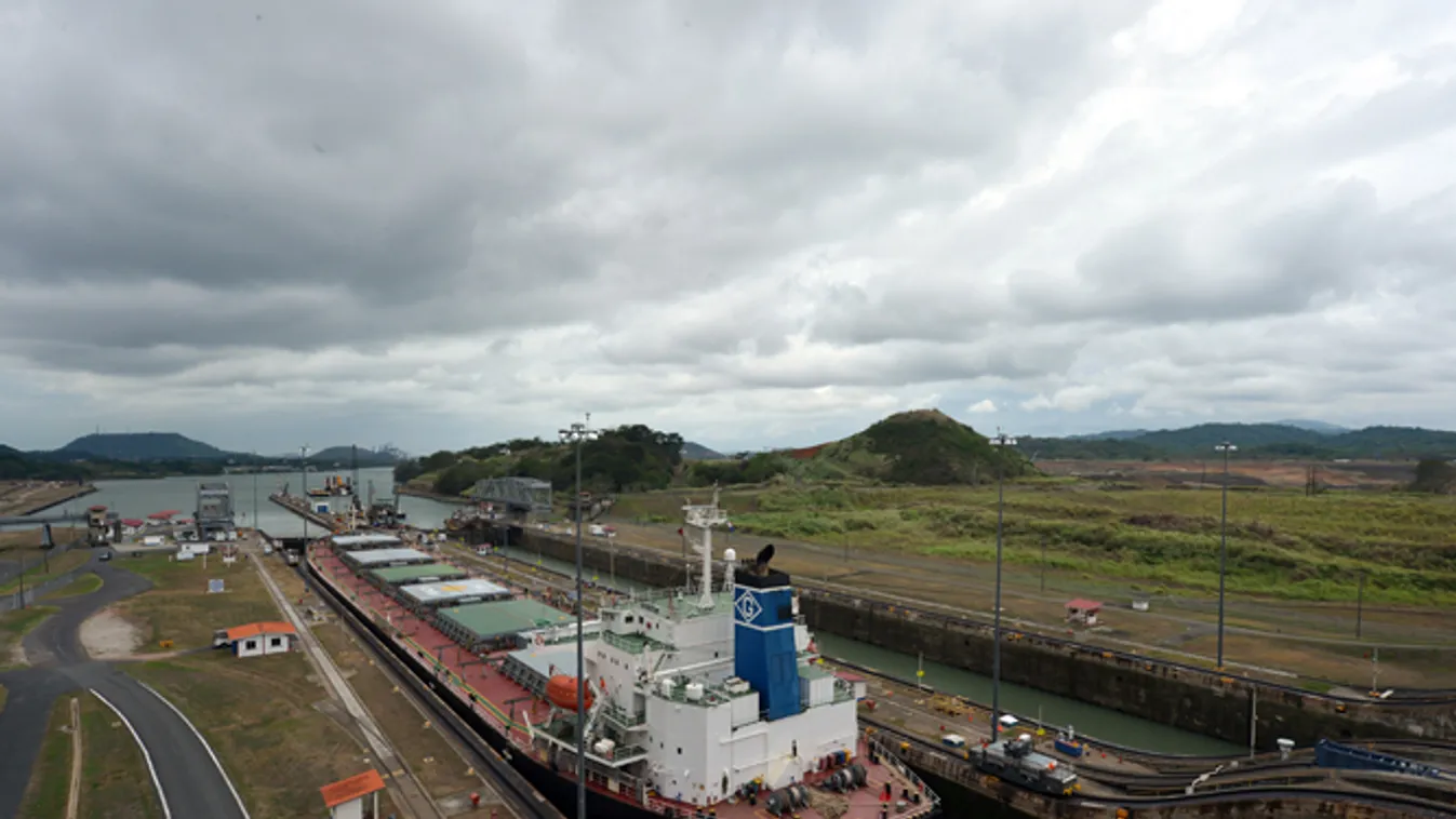 nicaragiuau panama csatorna, egy teherhajó Panama City-ben 
