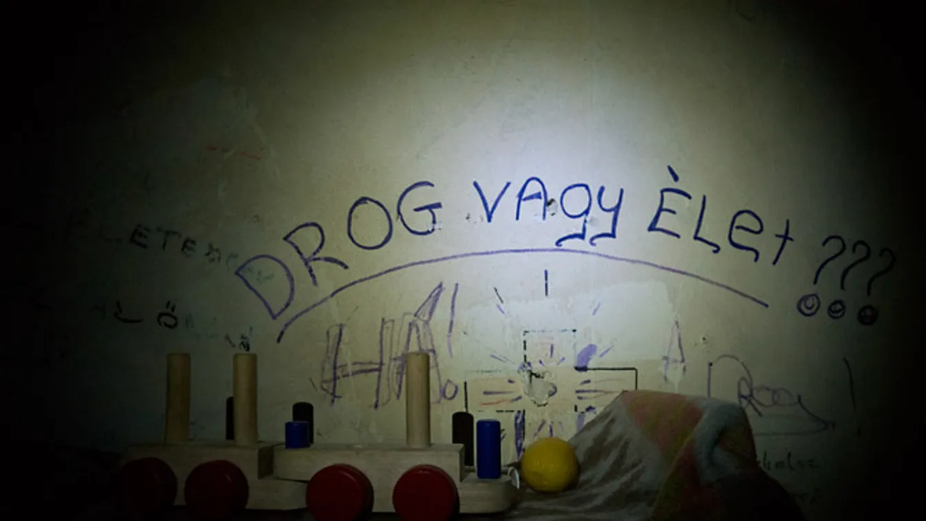drogpolitka, Felirat  kábítószerfüggők lakása falán 