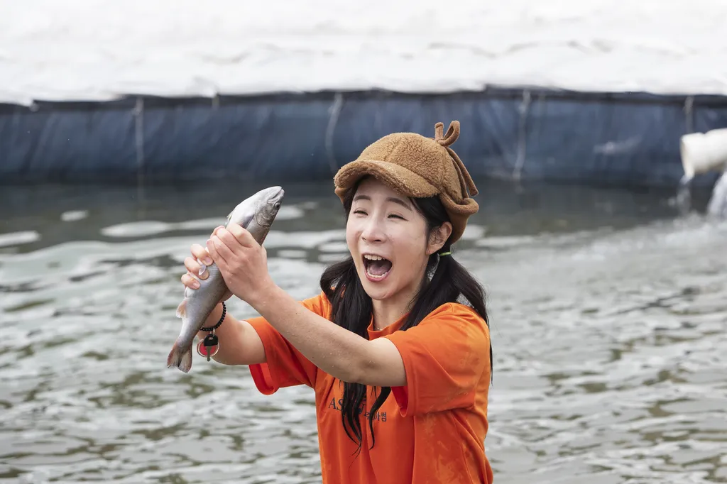 Kép leírása:Jéghorgászat téli fesztivál Dél-Korea  Hwacheon Sancheoneo Ice Festival in South Korea festival hwacheon sancheoneo ice festival hwacheon-gun ice festival 