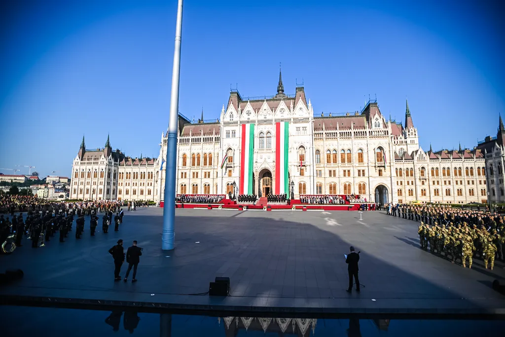 zászlófelvonás, Szent István napi díszünnepség, tisztavatás, Kossuth tér, Budapest, 2023. 08. 20. 