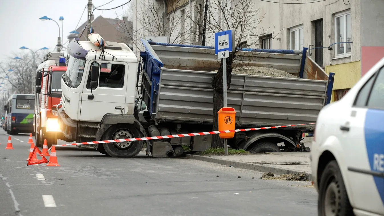 teherautó budapest beszakadt üllői út baleset 