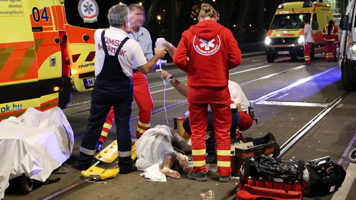 Mentők ellátnak egy sérültet Budapesten, a Szabadság hídon, aki megsérült egy egyetemisták közötti kötélhúzó versenyen 2013. szeptember 17-ére virradó éjjel
