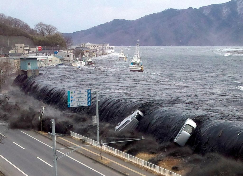 25 év legnagyobb földrengései, galéria, 2023.02.07. Japán, 109943024 Horizontal EARTHQUAKE TIDAL WAVE WAVE CAR BOAT NATURAL DISASTERS 