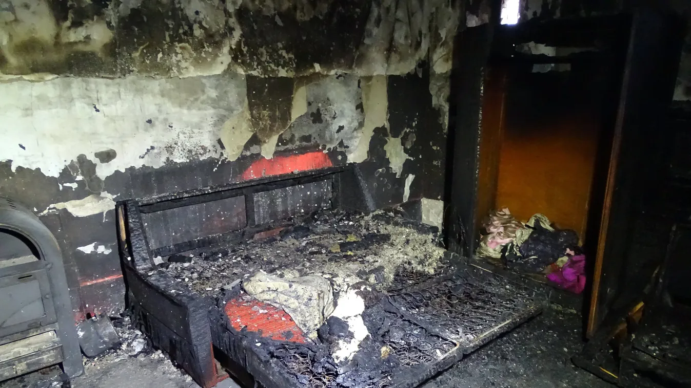 Fülöpszállás, 2017. december 9.
Kiégett szoba egy családi házban a Bács-Kiskun megyei Fülöpszálláson, ahol a lakástűzben két kisgyermek meghalt 2017. december 8-án. A Kiskőrösi Rendőrkapitányság közigazgatási hatósági eljárás keretében vizsgálja az eset k