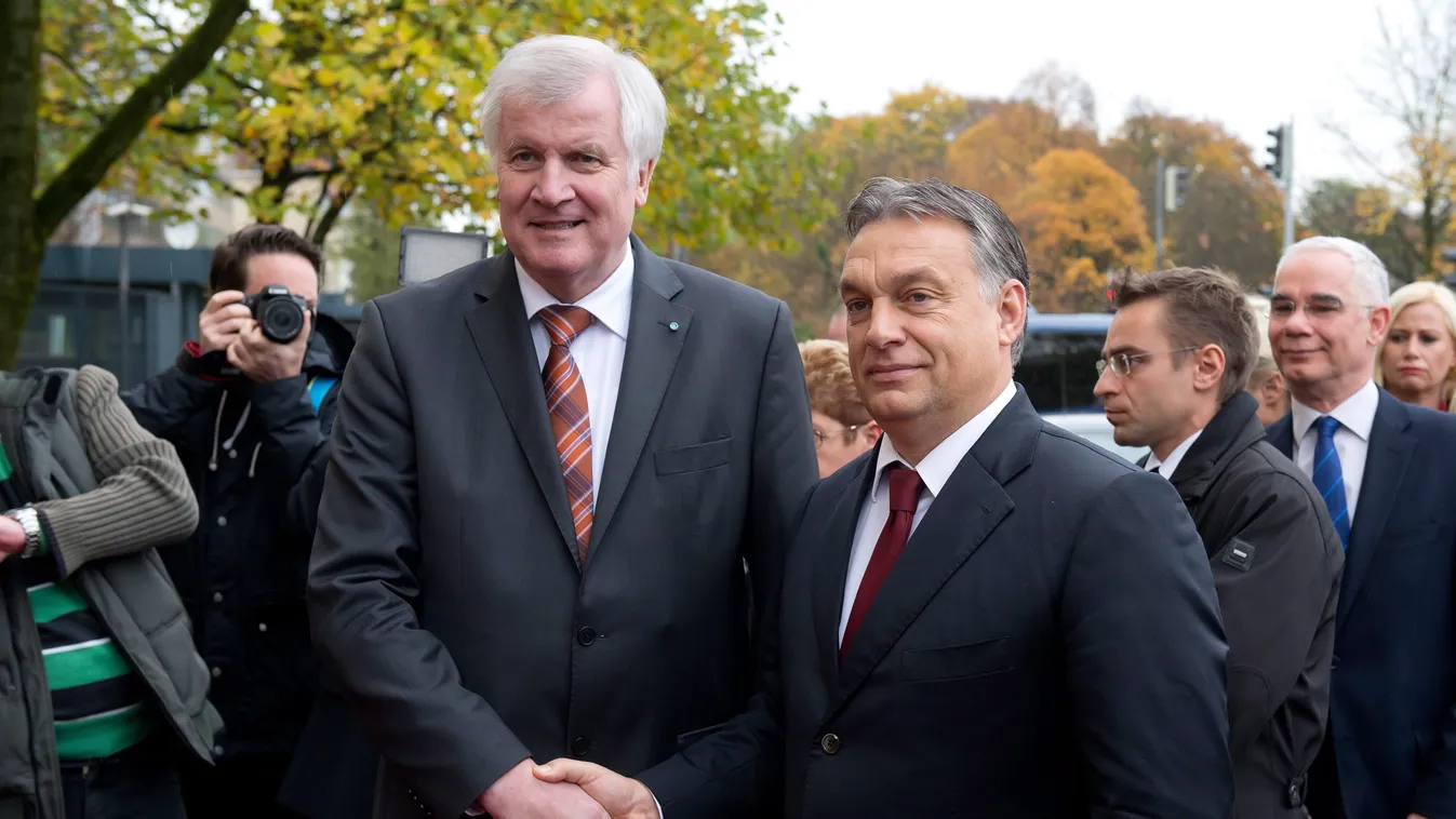 SEEHOFER, Horst; Orbán Viktor München, 2014. november 6.
Horst Seehofer bajor kormányfő (b) fogadja Orbán Viktor miniszterelnököt Münchenben 2014. november 6-án. (MTI/EPA/Sven Hoppe) 