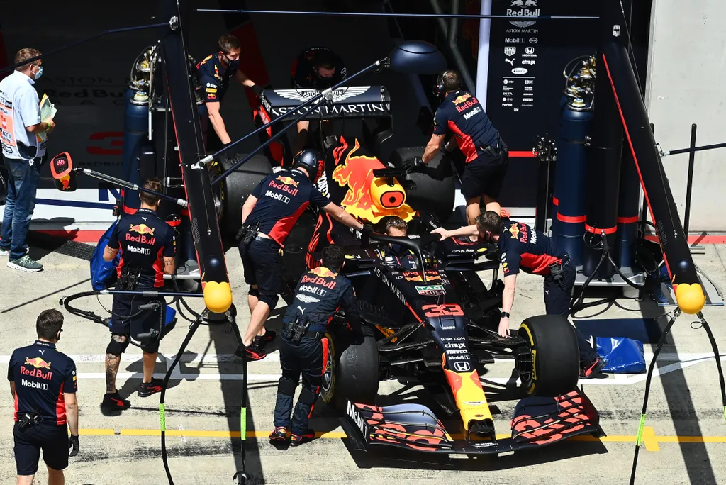 Forma-1, Stájer Nagydíj, Red Bull Racing, kerékcsere 