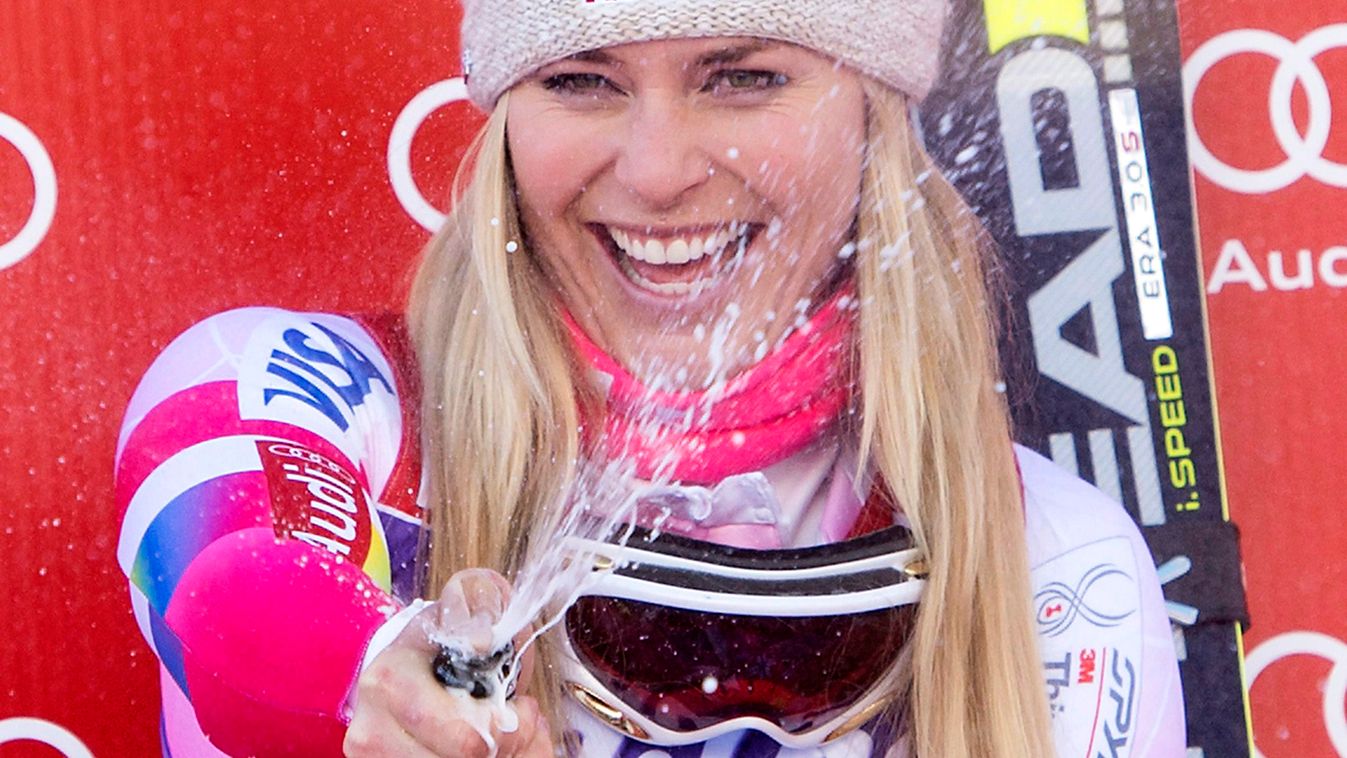 Val d'Isere, 2014. december 20.
Az amerikai Lindsey Vonn pezsgővel ünnepel, miután megnyerte az alpesi sí Világkupa Val d'Isere-i versenye női lesiklását 2014. december 20-án. (MTI/EPA/Ian Langsdon) 