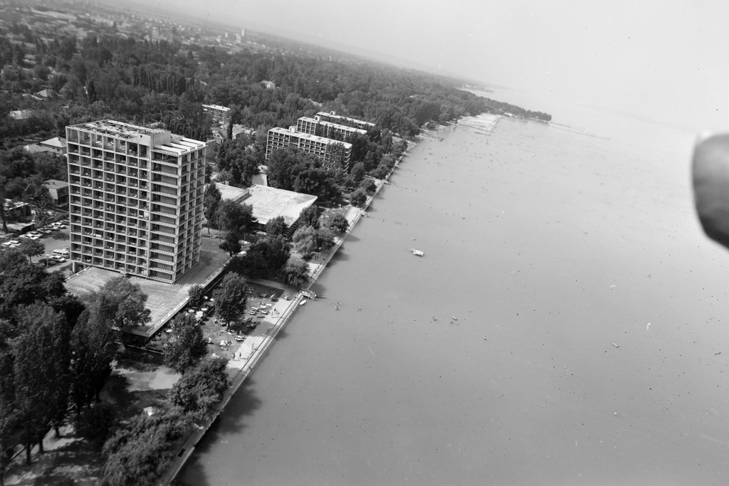 szállodagyár galéria hotel
Magyarország,
Balaton,
Siófok
légifotó a szállodasorról.
ÉV
1974 