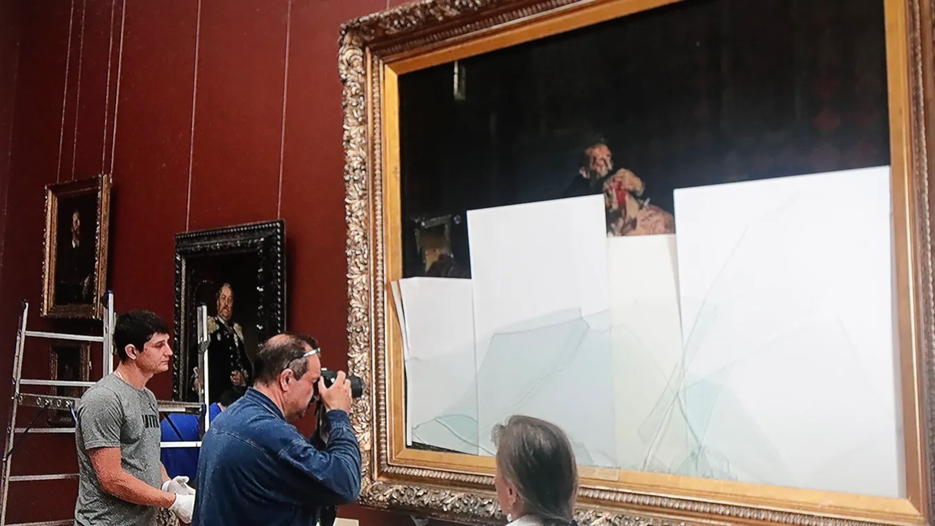 Ilja Repin orosz művész Rettegett Iván és fia 1581. november 16-án című festményét leemelni készülnek a moszkvai Állami Tretyjakov Képtár faláról 2018. május 28-án. Egy részeg látogató május 25-én súlyosan megrongálta a festményt. (MTI/EPA/Szergej Ilnyick