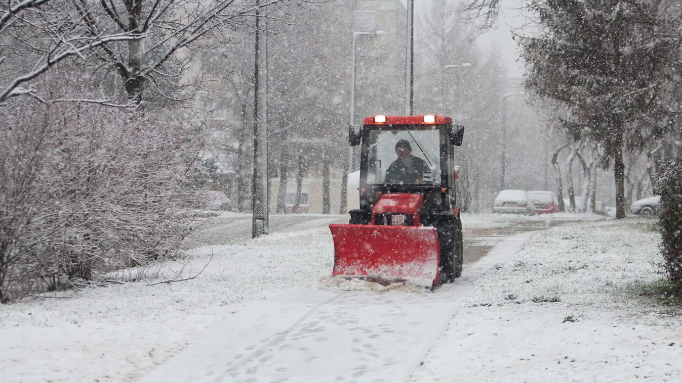 hó, havazás, időjárás, 
Egy hókotró járdát takarít Nagykanizsán 2014. január 24-én. Az Országos Meteorológiai Szolgálat szerint a Sopron-Szolnok-Debrecen vonaltól délre alakulhat ki összefüggő hótakaró, amelynek vastagsága dél, délnyugat felé növeks 