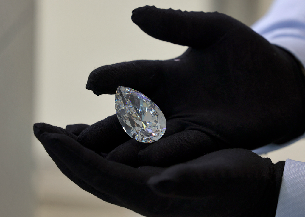 Vakítóan csillogó, óriási fehér gyémántot állítottak ki Dubajban, galéria, 2022 