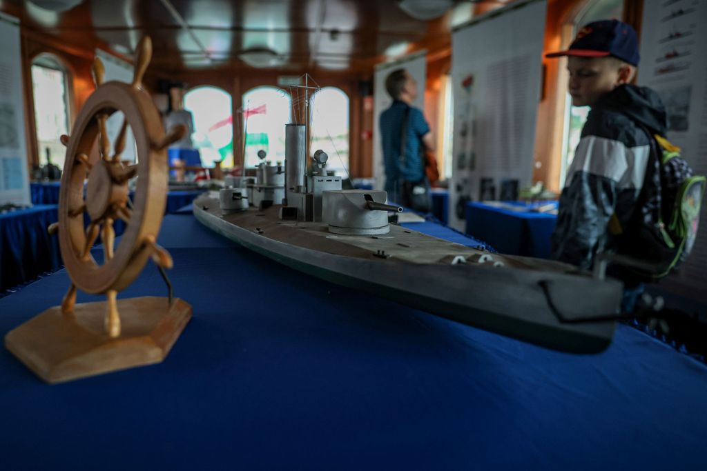 Történeti kiállítás a Pannónia hajó fedélzetén, a Parlament előtt, 2022. augusztus 20., kiállítás, pannónia hajó, fedélzet, hajó, parlament előtt 