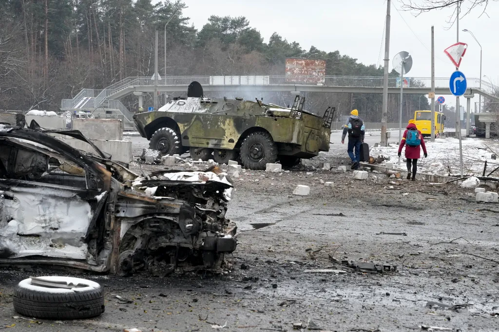 Orosz-ukrán háború, ukrán konfliktus, harc, Brovari, kiégett jármű, kiégett járművek, katonai jármű 
