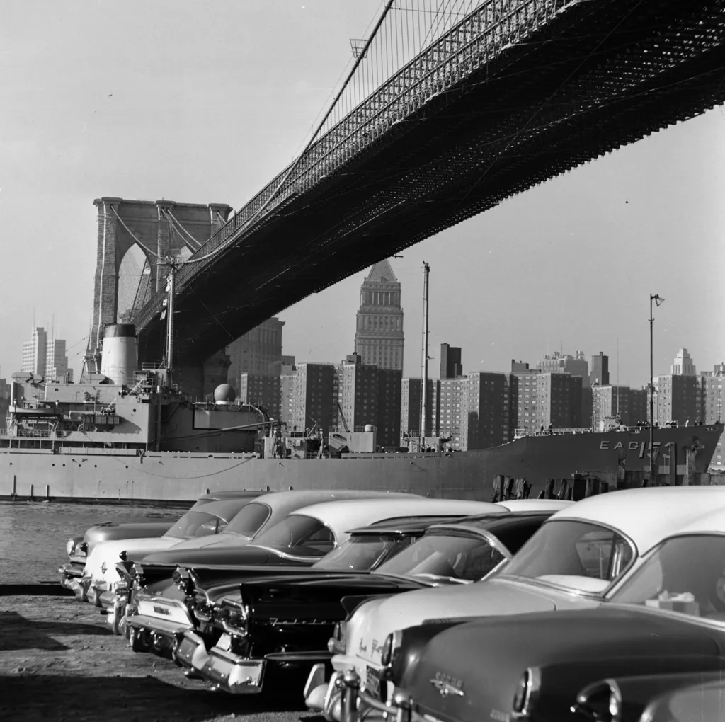 Brooklyn híd, 140, Brooklyn Bridge, Brooklyn Bridge black & Transport;Road Transport;North America;3L 7197-8;KEY GEO/NEW YORK/BROOKLYN BRIDGE black & white format portrait vessel ship vehicle car saloon 