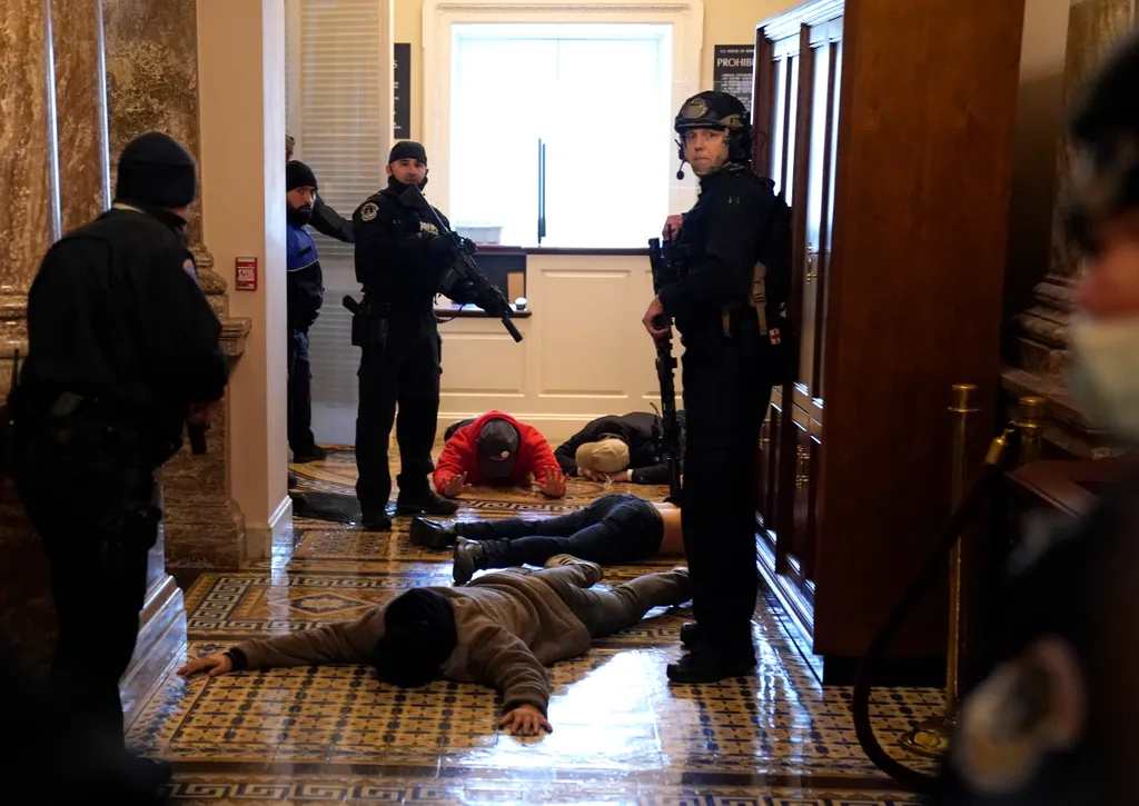 Capitolium ostroma, USA, 2021.01.06. a  Congress Holds Joint Session To Ratify 2020 Presidential Election GettyImageRank1 People EVENT HORIZONTAL Protest 