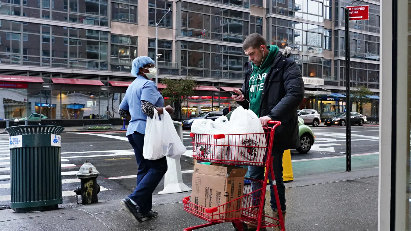 Daily Life In New York City ACoronavirus Covid-19 in New York USA Amerikai Egyesült Államok maszk koronavírus korona vírus járvány fertőzés betegség bevásárlás maszk 