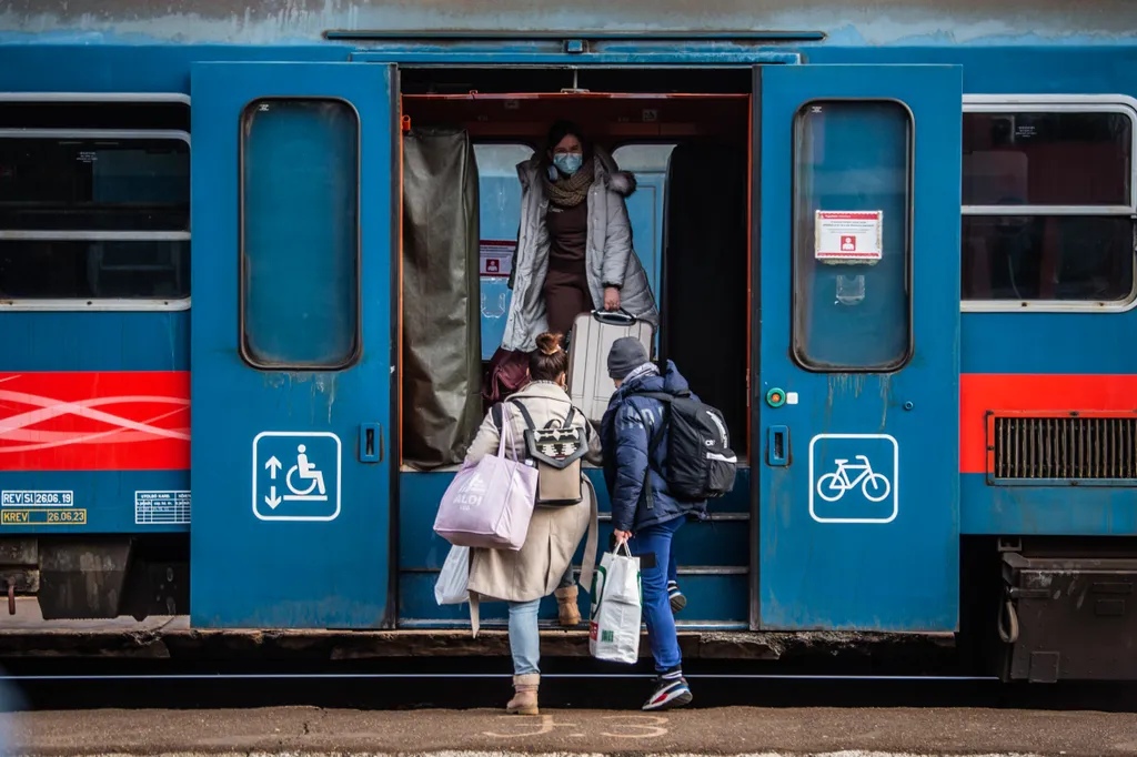 Ukrán válság 2022, Záhony, Magyarország, határátkelés, határátkelő, vonat, ukrán menekültek 