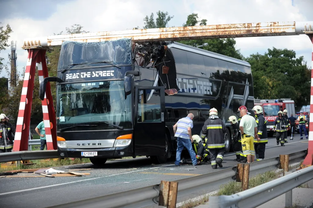 autóbusz, baleset, magasságkorlátozó, beszorult, 2012. augusztus 